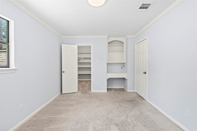 Building Photo - 911 Montview Dr