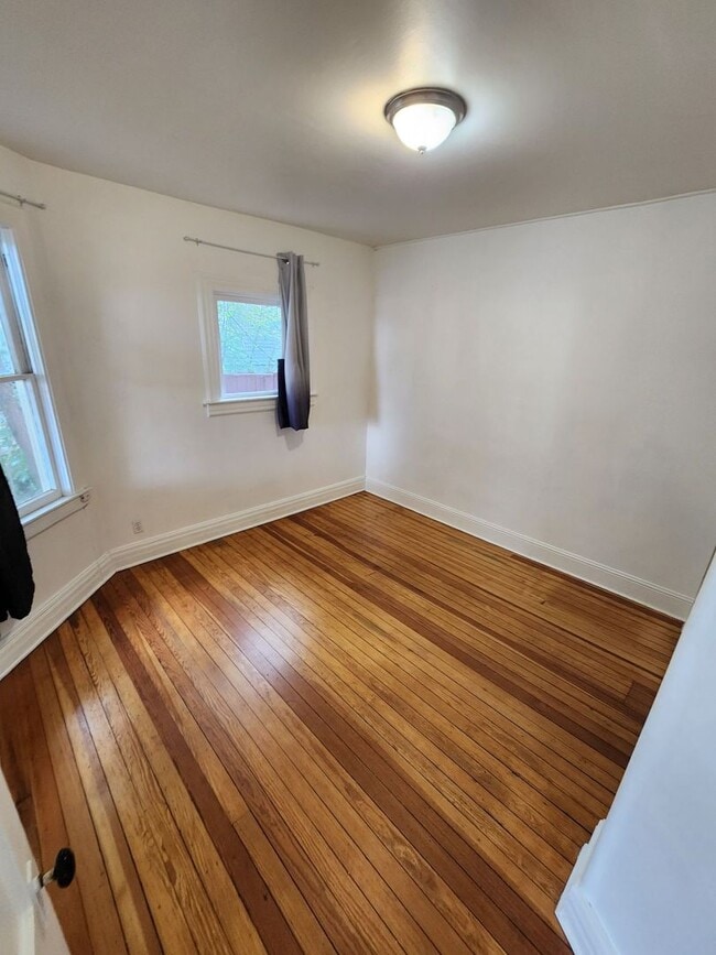 Building Photo - 2 Bedroom Duplex