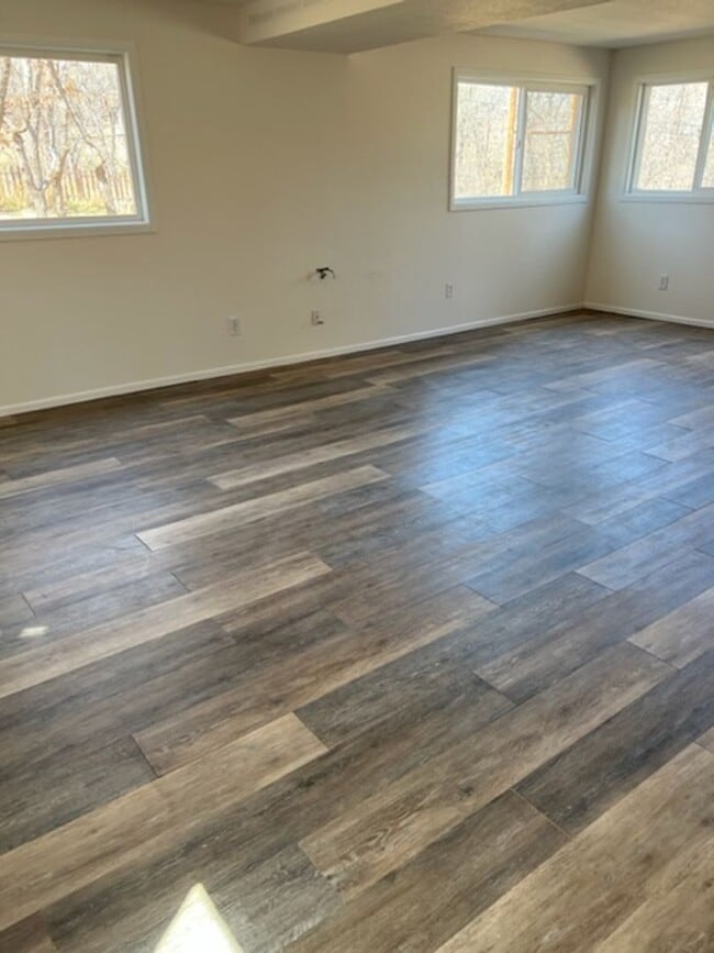 Building Photo - 4 BEDROOM HOME IN SKYWAY!!