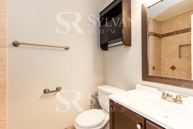 Building Photo - Feel right at home in this charming 3 bedroom, 2 bathroom home