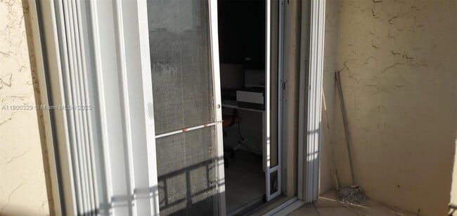 Building Photo - 900 NE 18th Ave