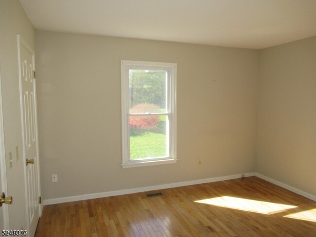 Building Photo - 1 Lakeview Terrace