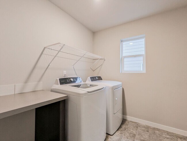 Building Photo - **Move-In Special** Stunning 5 bed, 2.5 ba...