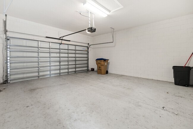 Building Photo - Beautiful 3/2.5 Energy Efficient Home in H...