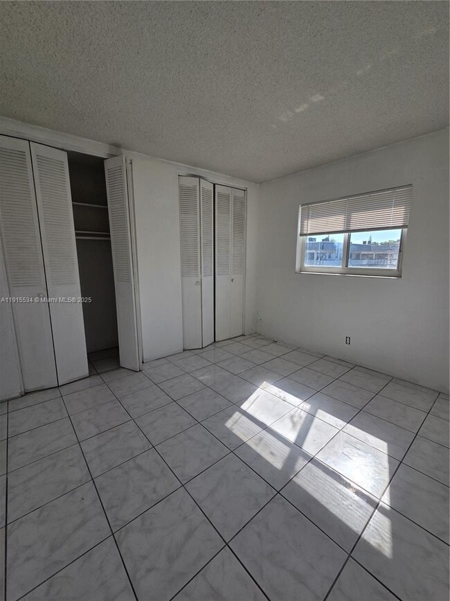 Building Photo - 1400 N 17th Ave