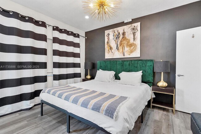 Building Photo - 2541 NE 195th St