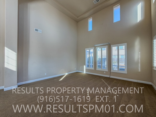 Building Photo - Elegance and spacious Mini Mansion