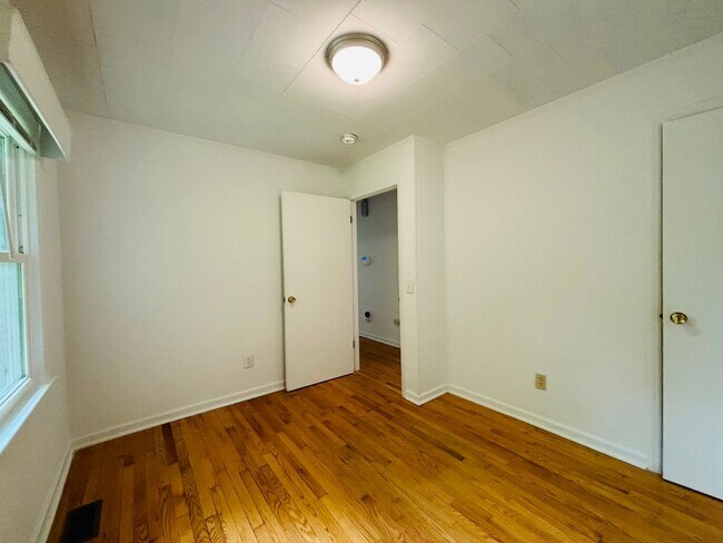 Building Photo - 1480 Boxwood Dr