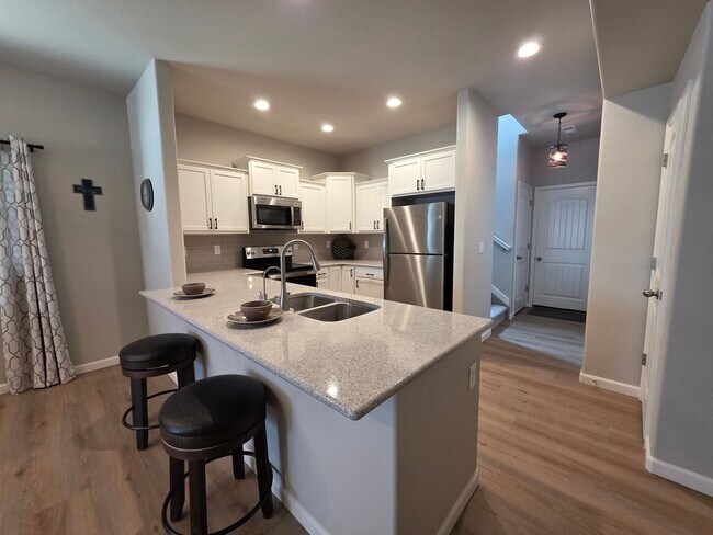 Building Photo - Gorgeous 2 Bed 3 bath Town Home In Lorson Ranch!!