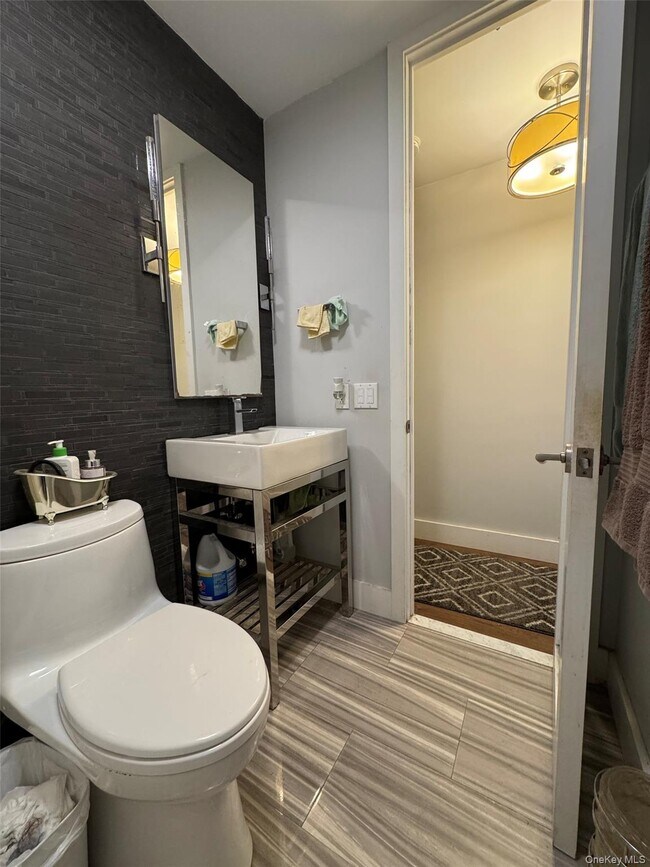 Building Photo - 275 W 96th St