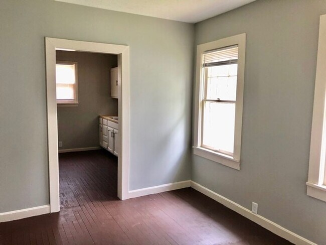 Building Photo - Nice 3 bedroom one bath in the southend