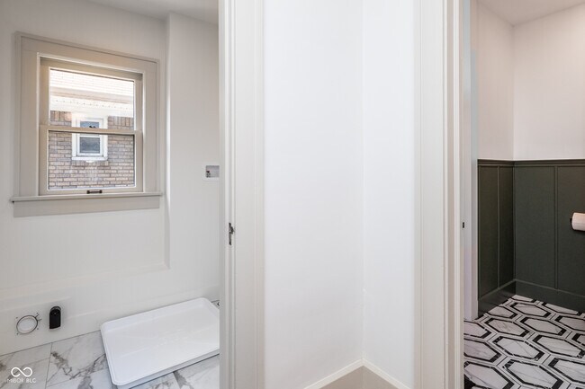 Building Photo - 322 E 37th St