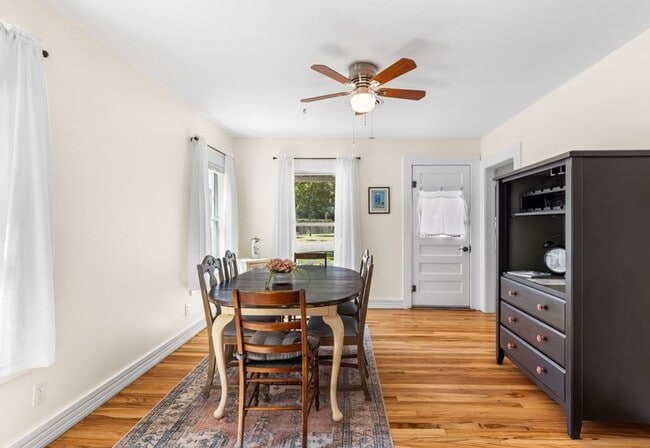 Building Photo - FOR LEASE!! Fully furnished!