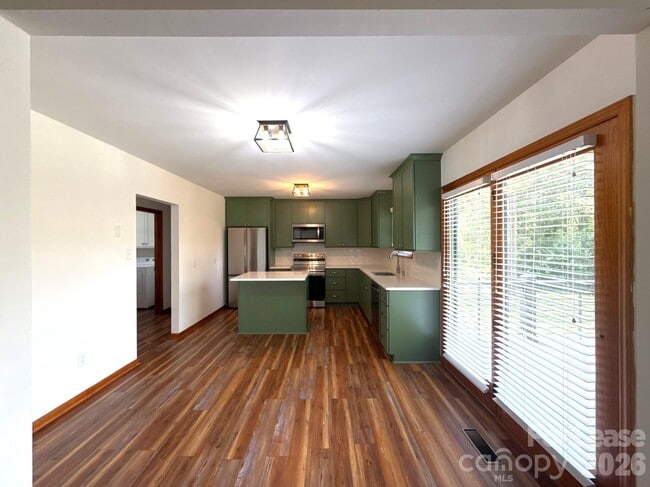 Building Photo - 110 Aqua Dr