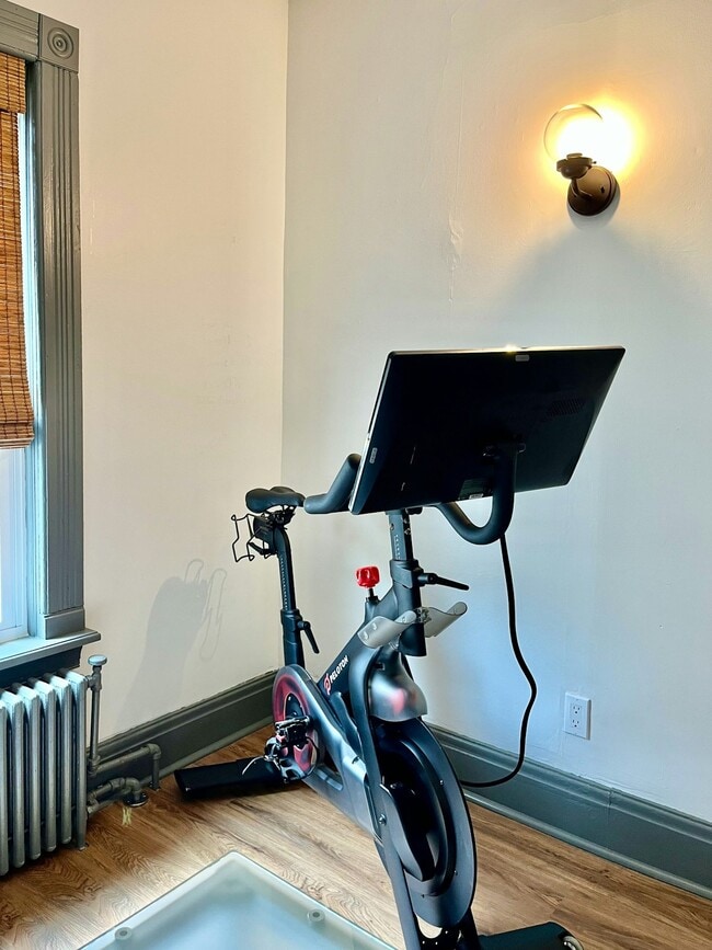 Building Photo - 710 3rd Ave