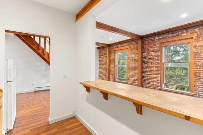 Building Photo - 100-102 Main St