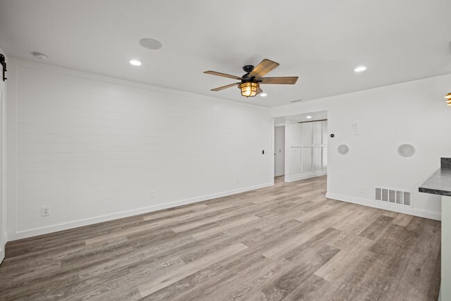 Building Photo - 257 Holiday Way