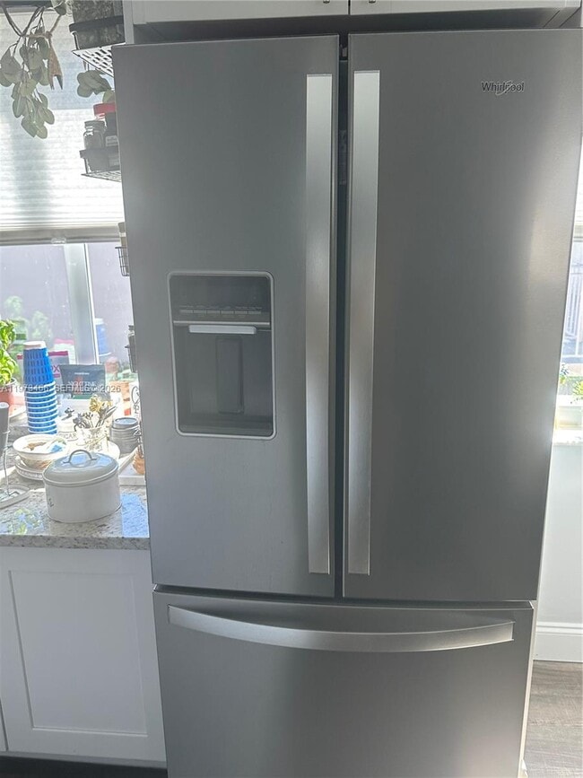 Building Photo - 323 Burgundy G