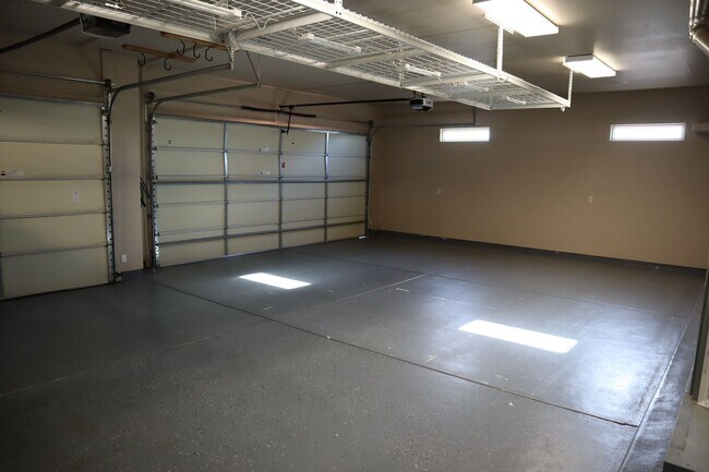 Building Photo - Your own resort! Elegant, Exclusive & Exquisite.