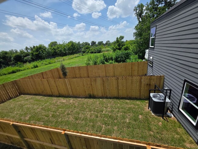 Building Photo - ? Stunning Duplex with Garage & Modern Fin...