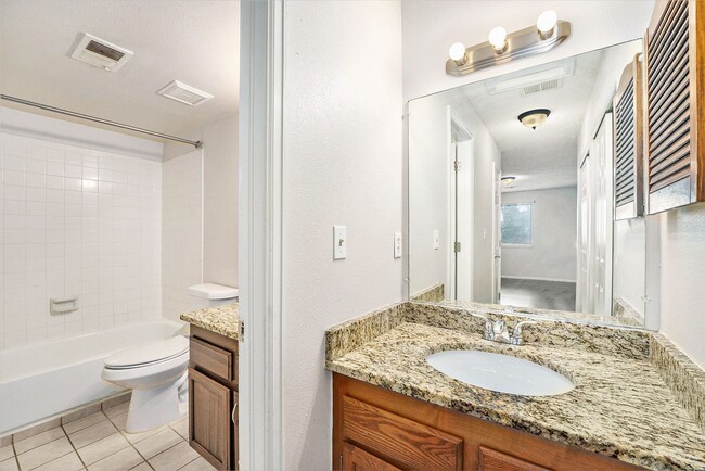 Building Photo - Charming 2 Bed, 2 Bath Condo with Loft in ...