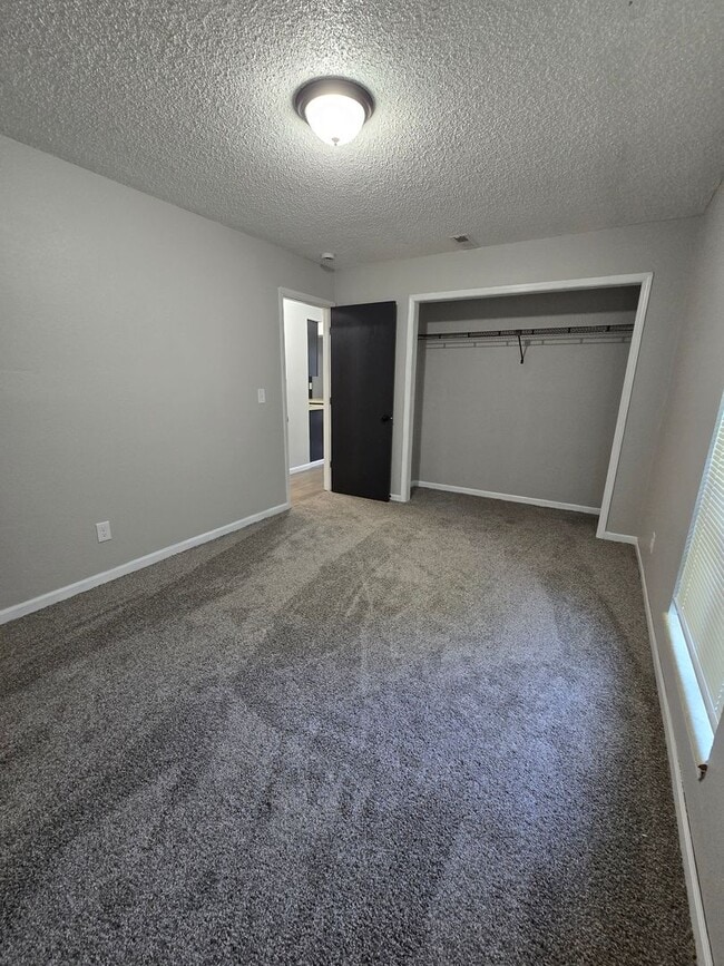 Building Photo - 2 Bedroom 1 Bathroom Apartment in heart of Osage Beach!