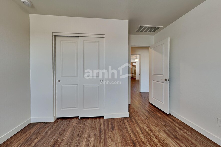 Building Photo - 4206 S 105th Dr