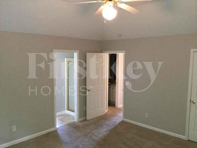 Building Photo - 5243 Round Table Dr