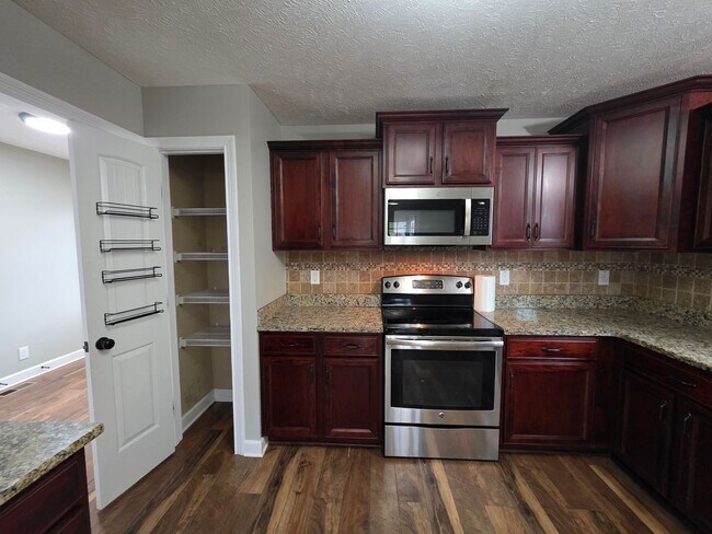 Building Photo - Holiday SPECIAL!! $500 OFF Your Move-In Co...