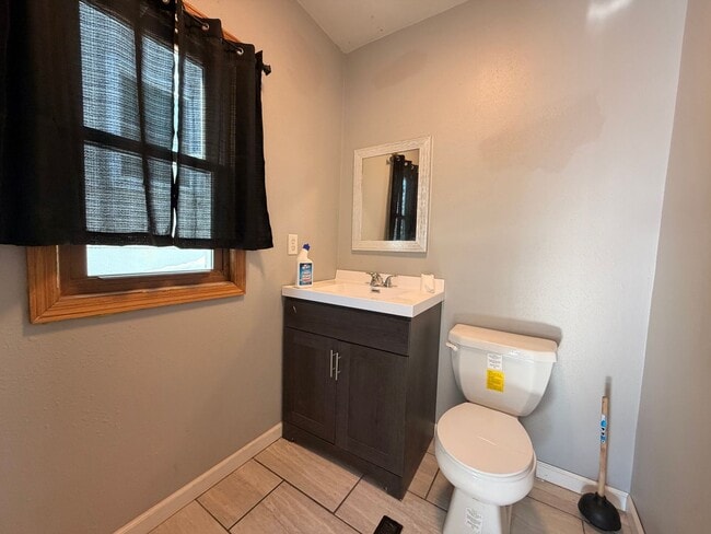 Building Photo - 5 Bedroom house in Webster City with Huge Garage! $1395