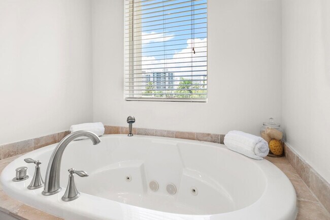 Building Photo - 514 N Birch Rd