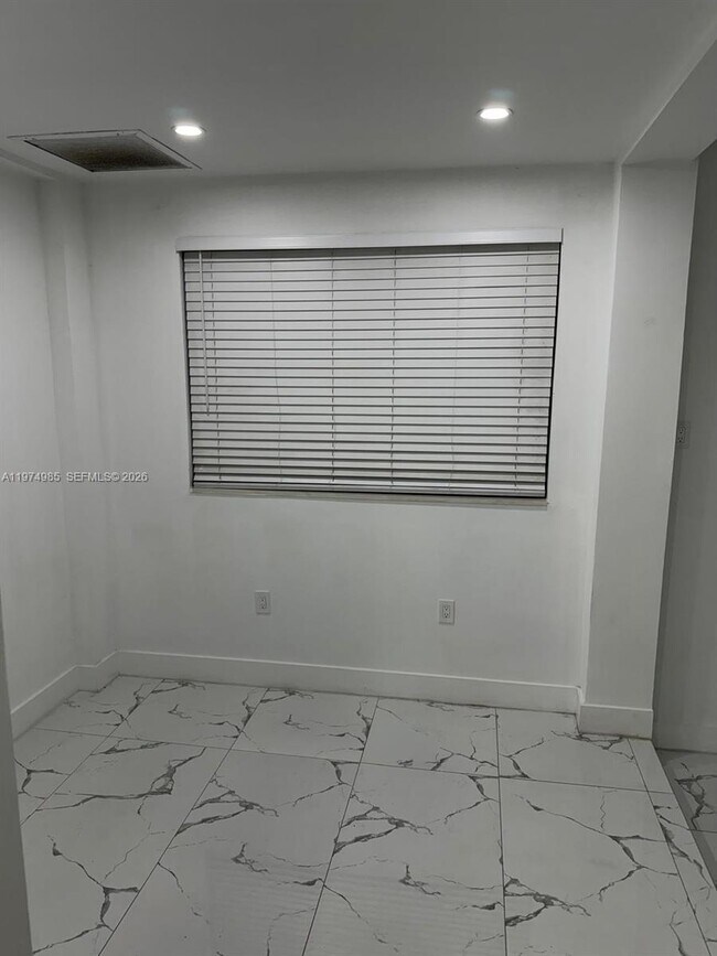 Building Photo - 345 SW 49th Ave