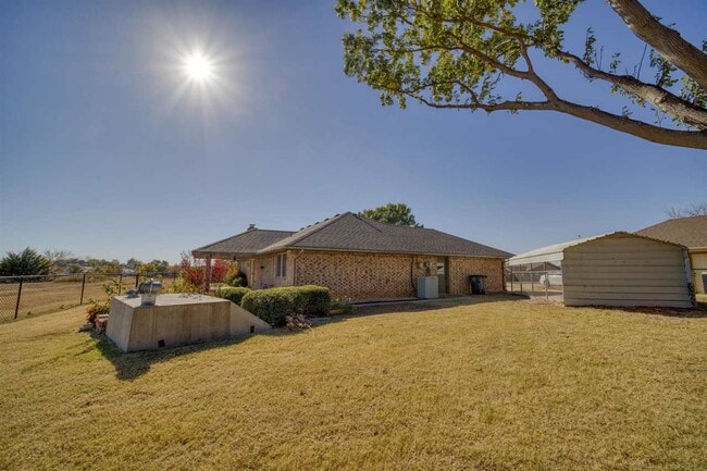 Building Photo - 308 SE Camelot Dr