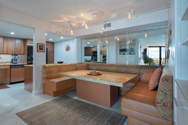 Building Photo - 1000 NE Quayside Terrace