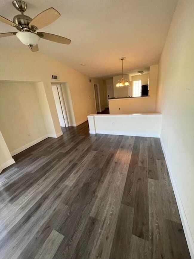 Building Photo - Palm Lakes Condo