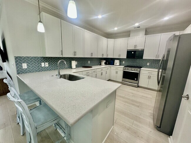 Building Photo - Margaritaville Two Bedroom Fully Furnished Home!