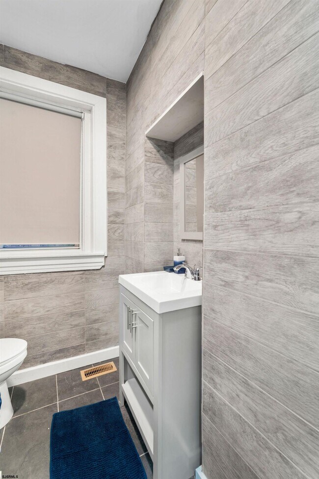 Building Photo - 207 Oriental Ave