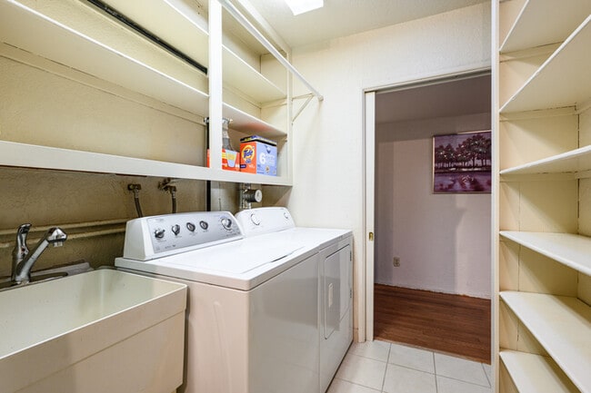 Building Photo - 1342 Skyline Dr