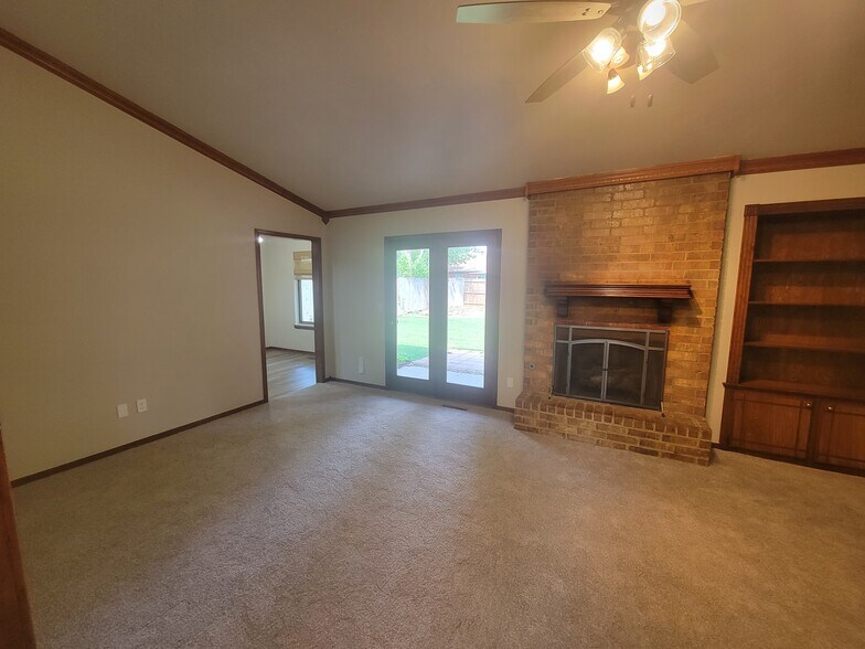 Building Photo - 813 Waterview Rd