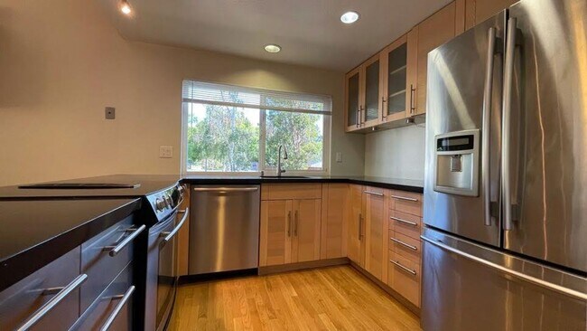 Building Photo - 2BD/2BA - Stylish 2BR Townhome Near Apple ...