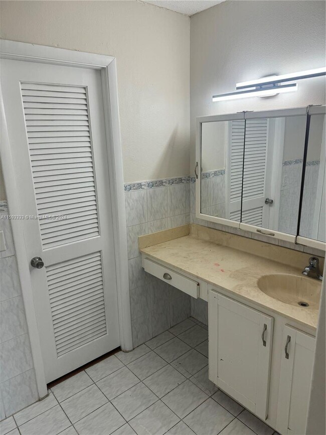 Building Photo - 14820 Naranja Lakes Blvd