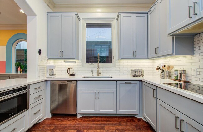 Building Photo - 1204 E 29th St