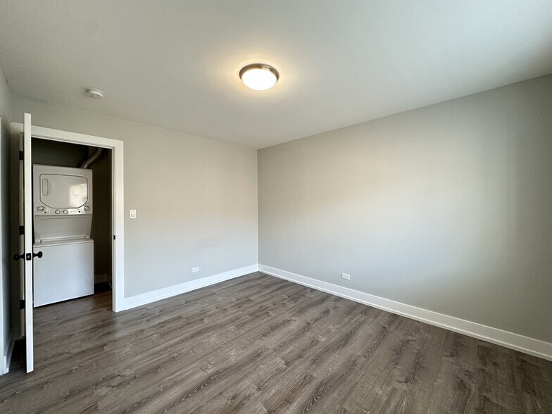 Building Photo - 533 W Surf St