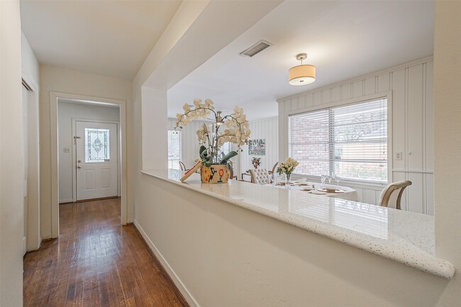 Building Photo - 2601 Briarhurst Dr