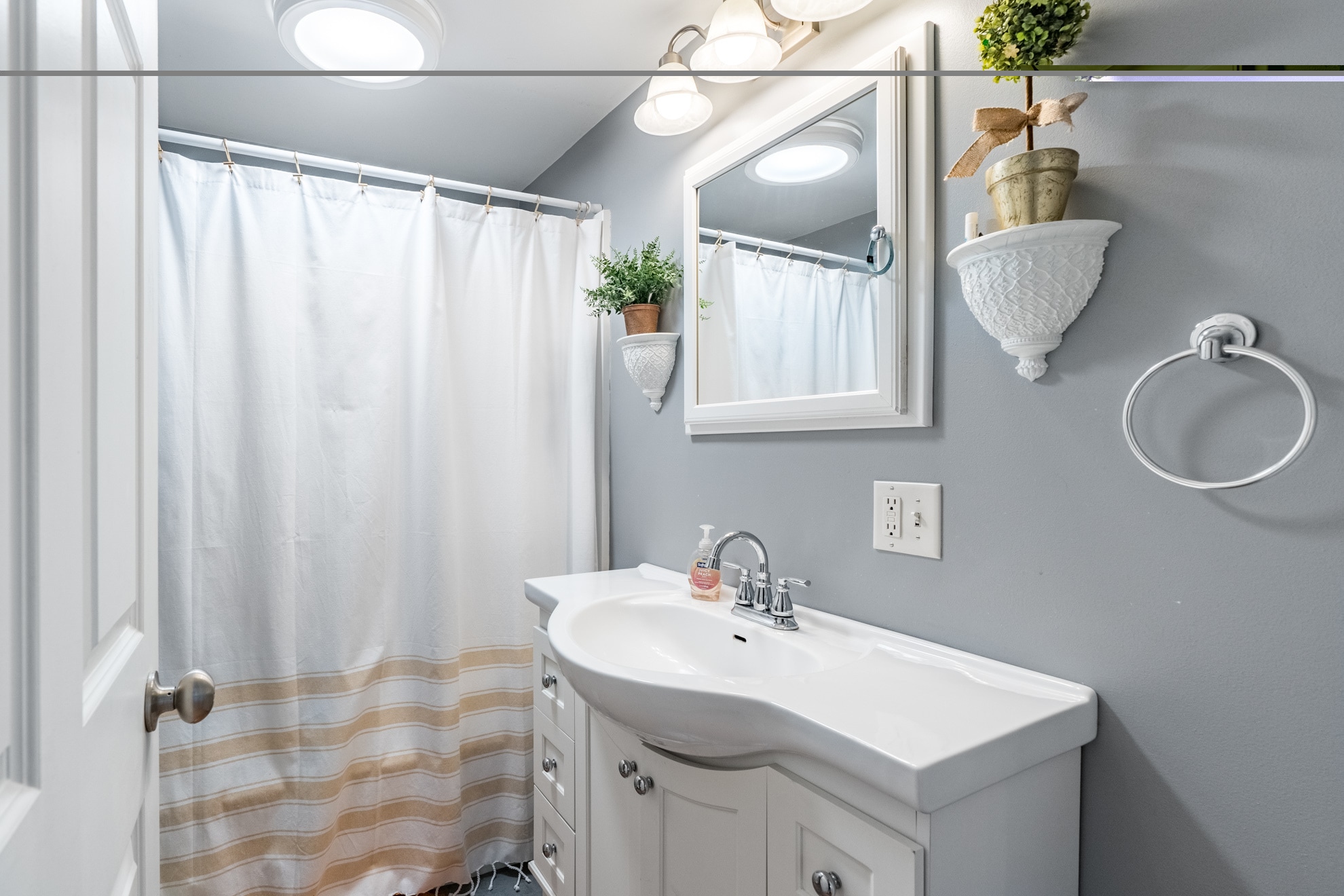 Building Photo - 226302 Swan Ave