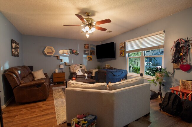 Building Photo - 1711 Orange Grove Shores Dr