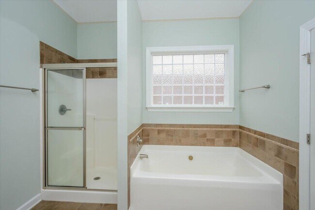 Building Photo - 1661 Jamestown Ave