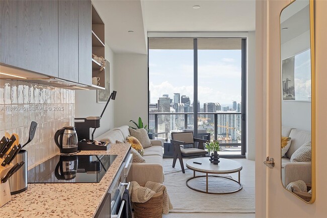 Building Photo - 601 NE 1st Ave