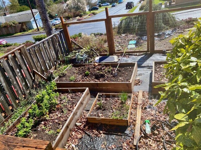 Building Photo - 1011 NW Fernwood Pl