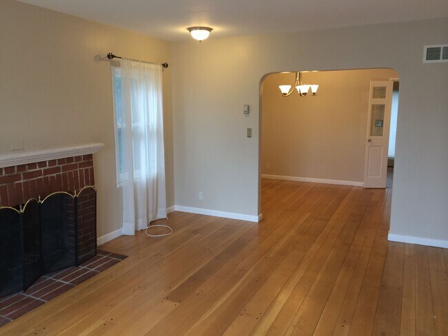 Building Photo - Charming 3 Bedroom 2 Bath Martinez Home w/...